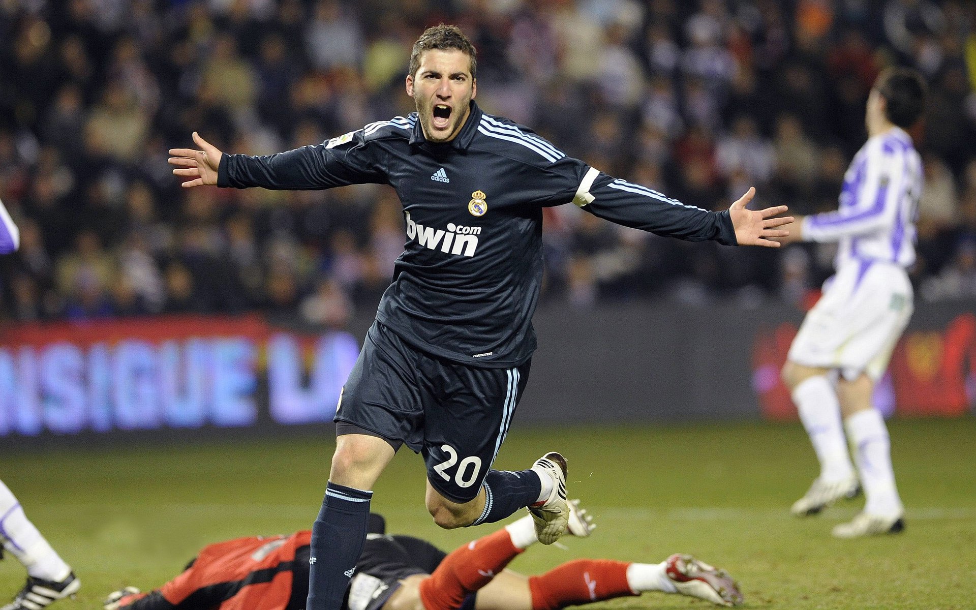 尤文轻取哥伦比亚,库尔图瓦在意甲焦点战接管比赛